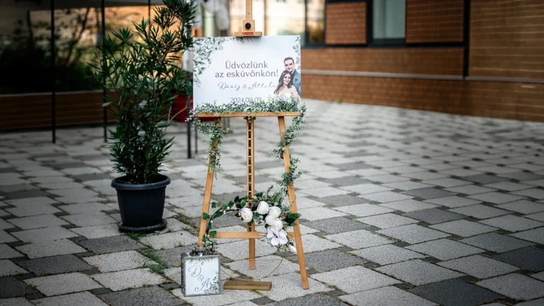 eskuvoi arculat egyedi udvozlo tabla